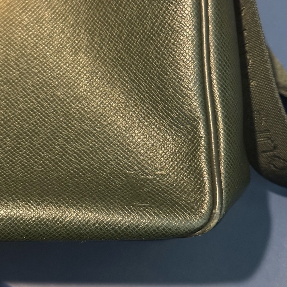 Louis Vuitton Taiga Yaranga in Green Made July 2001 - Picture 8 of 16